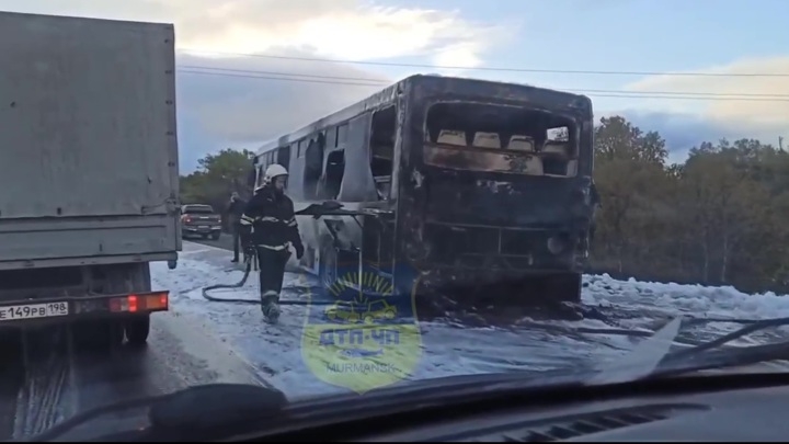 В Мурманской области сгорел пассажирский автобус