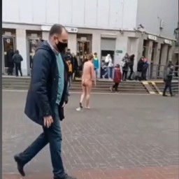 "Что происходит?": голый петербуржец устроил представление у входа в метро