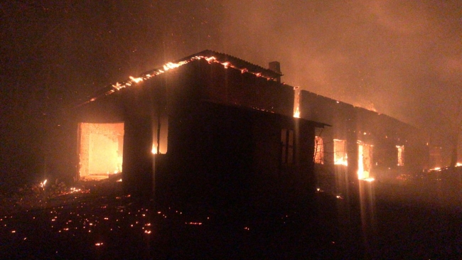 В Ростовской области ночью тушили серьезный пожар на заброшенной пилораме