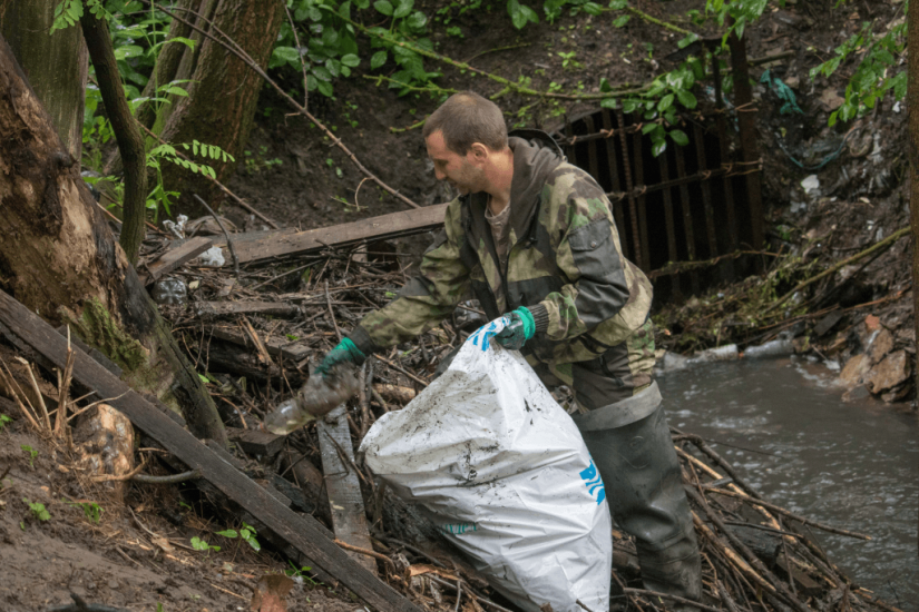 В день охраны окружающей среды в Ростове расчистили береговую линию Можайских прудов