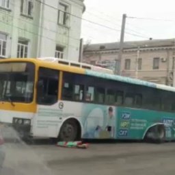 В центре Шахт пассажирский автобус лишился колес, угодив в яму