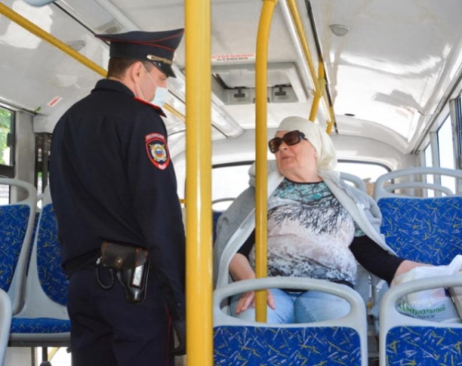 В автобусах Ростова проверили соблюдение масочного режима