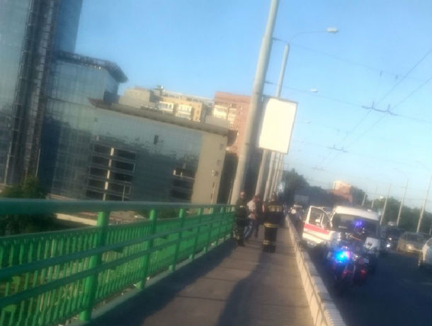 Полицейские спасли ростовчанина, сидевшего на перилах моста