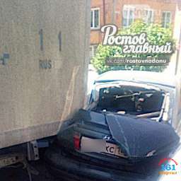 В Ростове грузовик наехал на четыре автомобиля