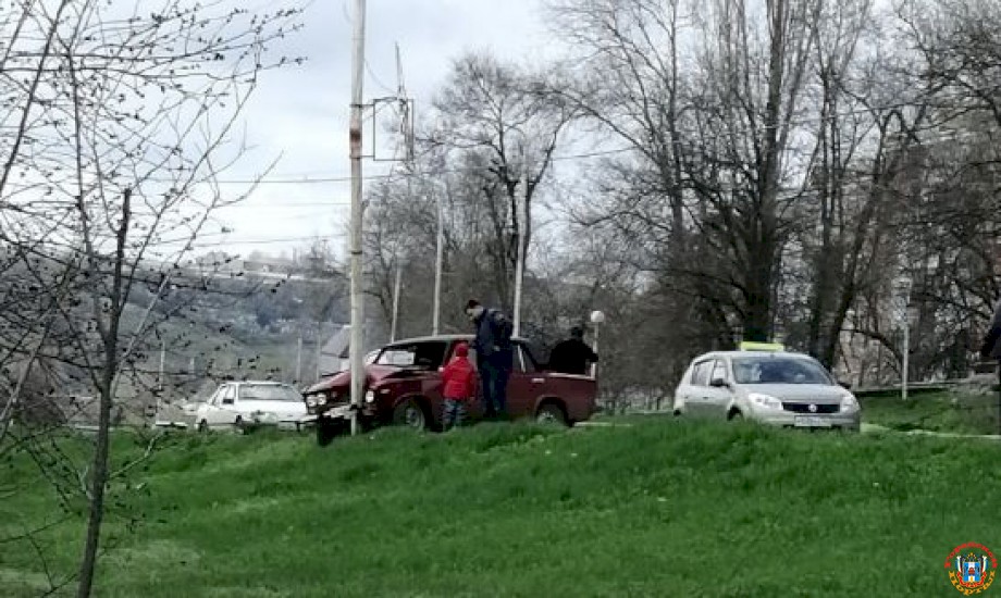 На Дону водитель ВАЗа врезался в опору ЛЭП
