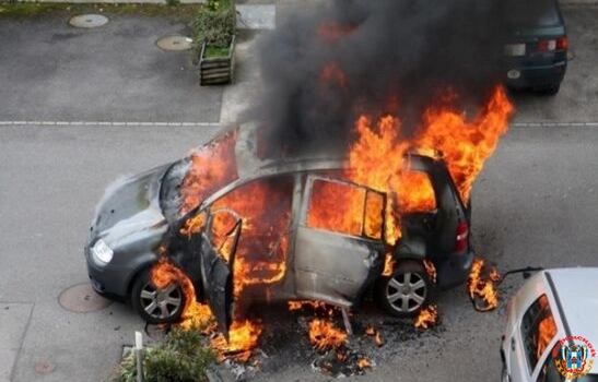 На улице Добровольского в Ростове сгорели два автомобиля