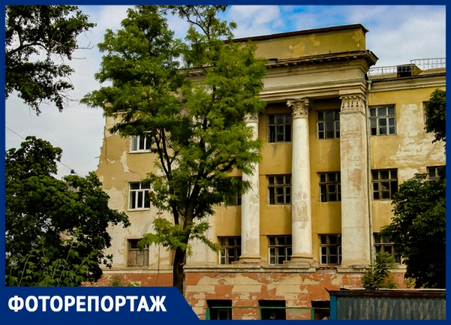 Так уходит детство: строители по кирпичику разобрали здание ростовского лицея №20