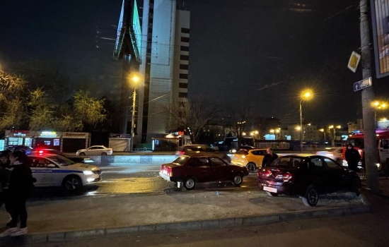 В центре Ростова 29-летний мужчина погиб в тройном ДТП с мотоциклом