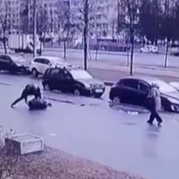 Петербургский водитель напал на пассажира с пистолетом и ножом. Видео