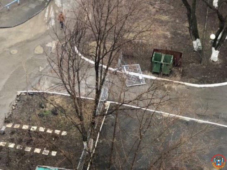 В Ростове на Западном водитель иномарки снес ворота детсада и едва не сбил двух мужчин
