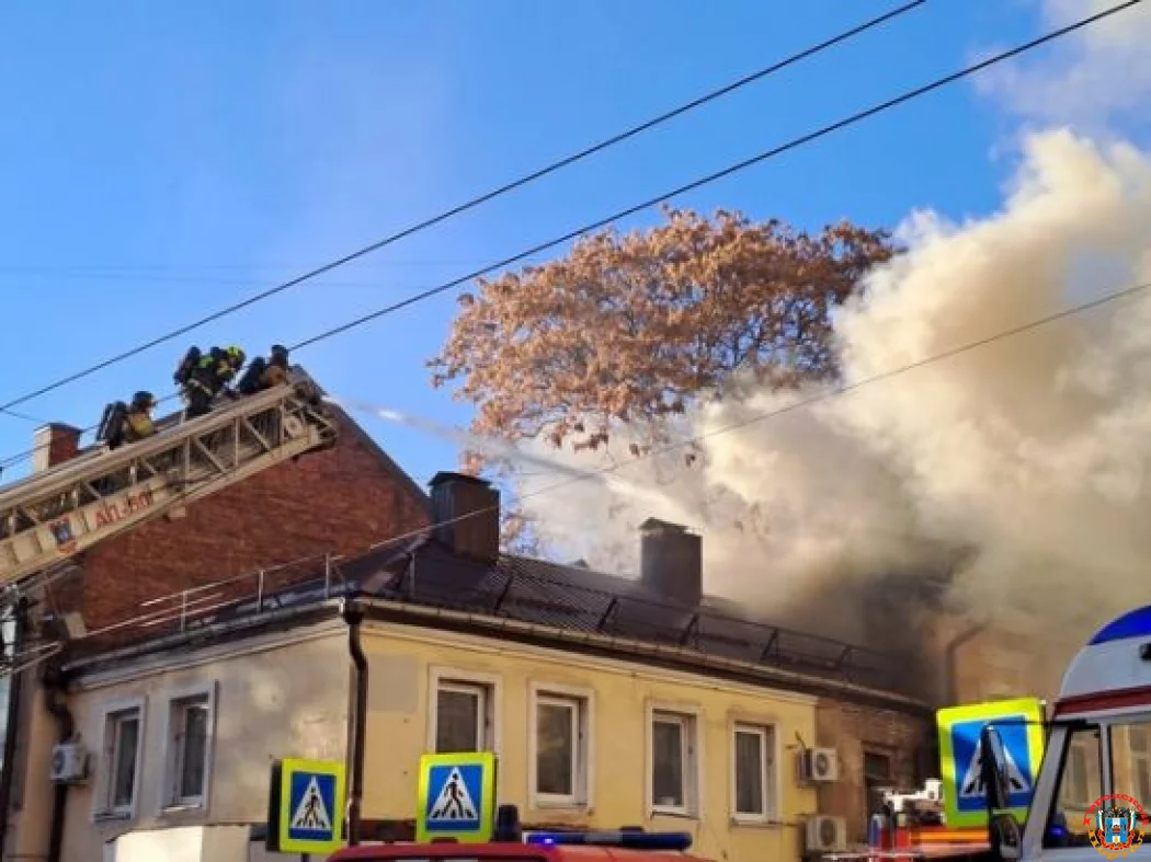 В Ростове увеличилась площадь пожара в жилом доме на Темерницкой