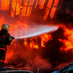 В Шахтах на большой площади сгорела заброшенная постройка