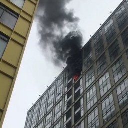 Пожар в бизнес-центре: припаркованные машины оттаскивали вручную, чтобы пропустить спецтехнику