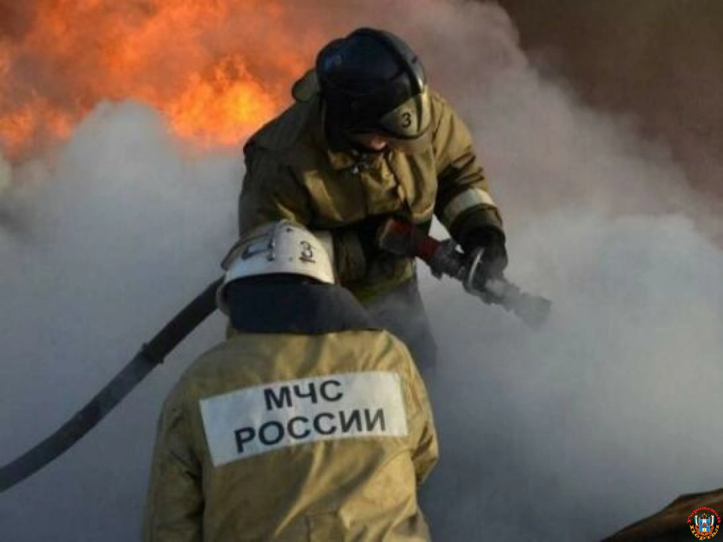 В хуторе Ростовской области на огромной площади горит солома