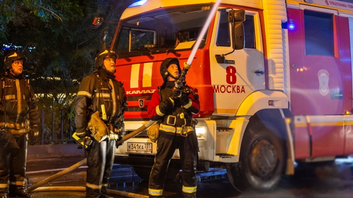 Двое жителей московской многоэтажки пострадали при пожаре