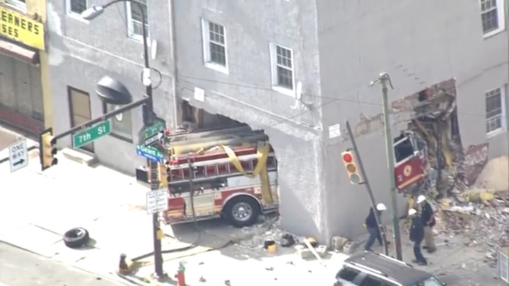В Филадельфии пожарная машина насквозь пробила угол здания