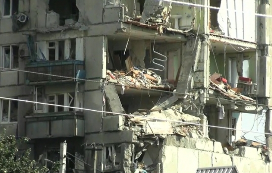 В Мариуполе сносят разрушенные дома