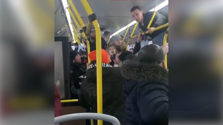 Появилось видео жестокой драки во владимирском автобусе