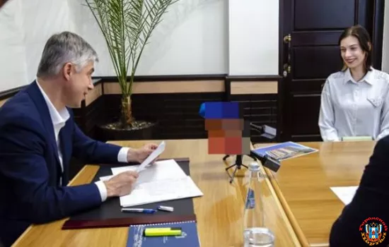 Алексей Логвиненко во время приема граждан рассмотрел вопросы предоставления жилья детям-сиротам, уличного освещения и ремонта дорог
