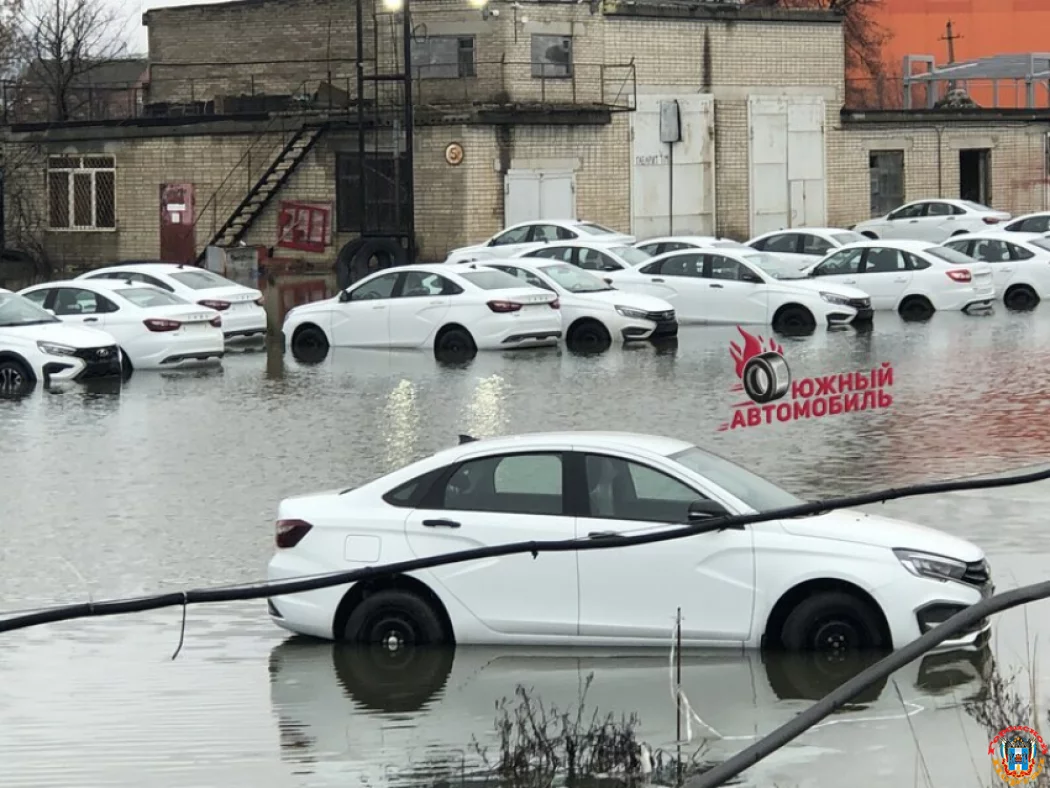 Десятки новых Lada Vesta затопило на складе дилерского центра