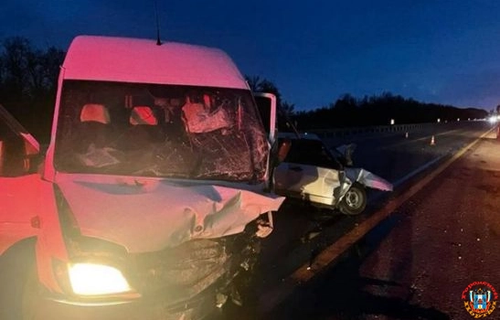 В Ростовской области в ДТП с микроавтобусом погиб 39-летний водитель легковушки