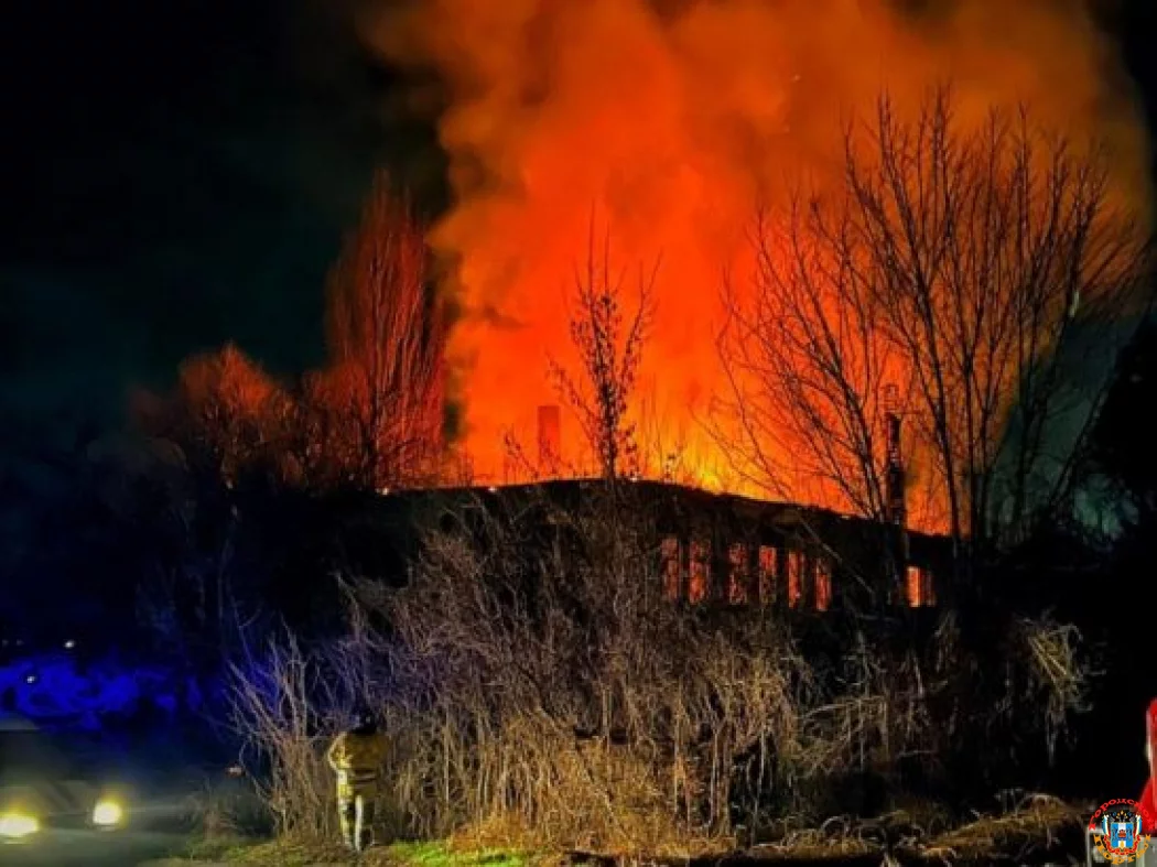 В Шахтах дотла сгорел двухэтажный аварийный дом