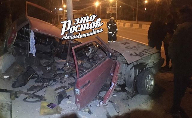В Ростове машину разорвало на две части после удара о столб
