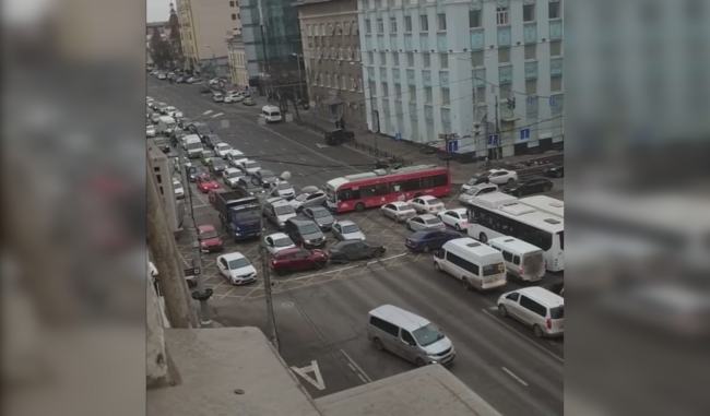 Центр Ростова встал в пробку из-за неработающего светофора