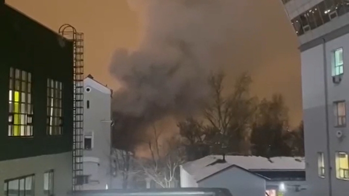 В Москве рядом с Парком Горького тушили крупный пожар на складе