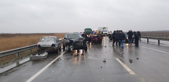 Девять автомобилей столкнулись на трассе в Ростовской области
