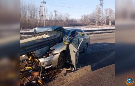 На трассе М-4 «Дон» два человека на иномарке пострадали, врезавшись в отбойник