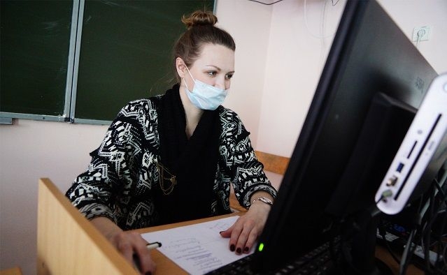В Ростовской области учителям пообещали не сокращать зарплаты во время режима самоизоляции