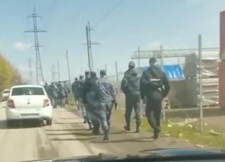 В Аксайском районе образовались многокилометровые заторы после оцепления рынков В Аксайском районе образовались многокилометровые заторы после оцепления рынков
