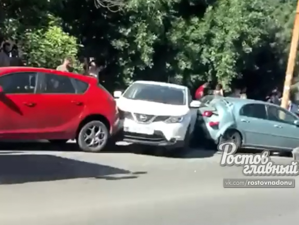 В Ростове в массовом ДТП разбились пять автомобилей