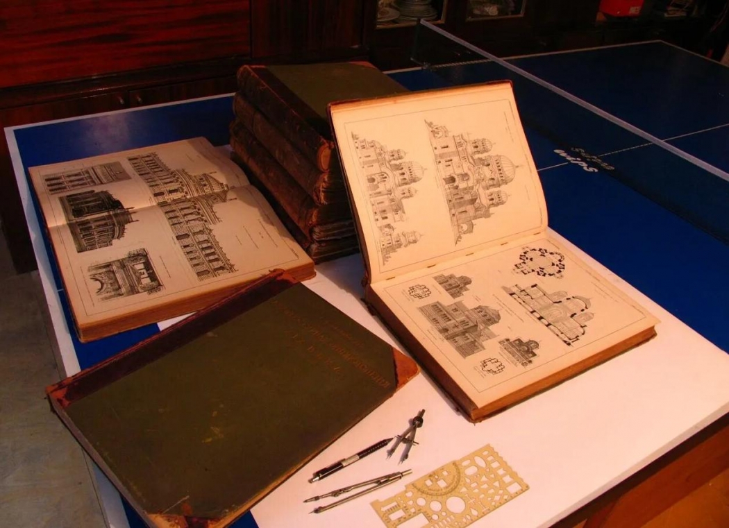 В Ростове за 2,1 млн рублей выставили на продажу сборник энциклопедий известного архитектора