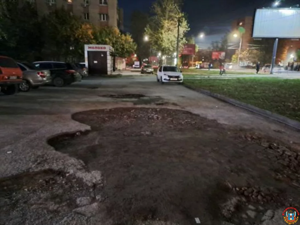 На улице Волкова в Ростове образовалась огромная яма