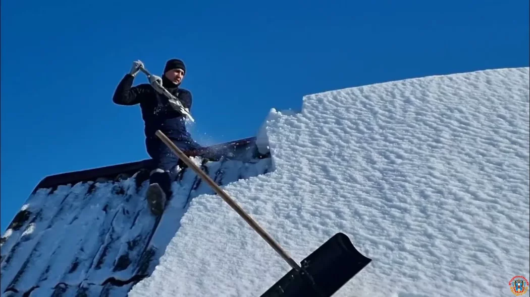 Снежный плен для крыш: спасатели напомнили ростовчанам ключевые правила безопасной уборки снега с частных домов