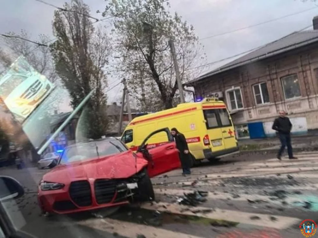 В Ростове на Текучева водитель «БМВ» снес дорожное ограждение и чудом выжил