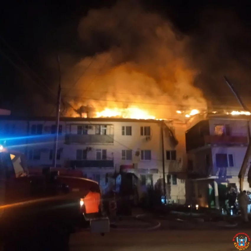 В Зернограде сгорело общежитие, пожар более 12 часов