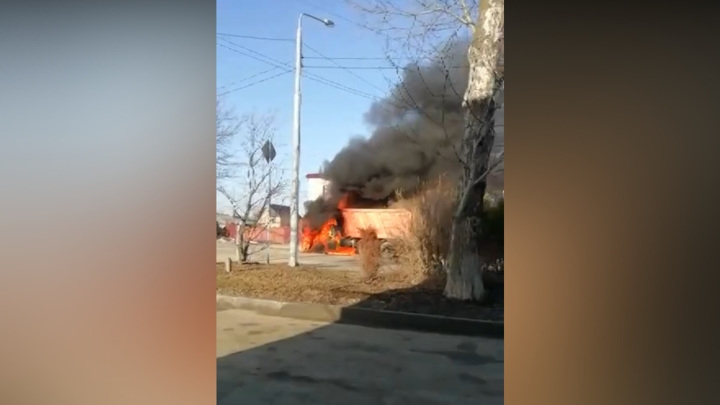 В Южно-Сахалинске средь бела дня сгорел самосвал. Видео