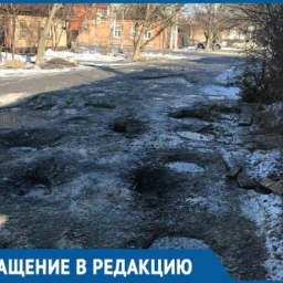 Машины «садятся на мель» в одном из дворов Ростова
