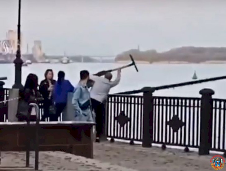 На набережной в Ростове неизвестный сбросил арендованный самокат в реку