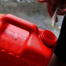 В Ростовской области полицейский слил бензин на 220 тысяч рублей