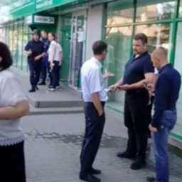 Бесхозная сумка стала причиной эвакуации посетителей банка в Ростове