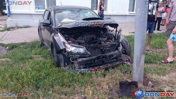 В Новочеркасске пьяный водитель «Субару» на огромной скорости врезался в стоящий «Опель»