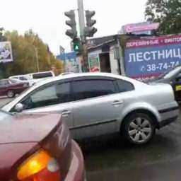 Ростовчанин перешел дорогу по салону остановившегося на "зебре" автомобиля на видео
