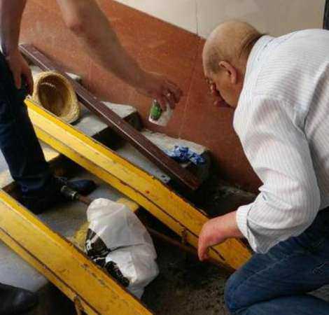 Хлипкие перила подземного перехода в центре Ростова едва не покалечили пожилого мучину