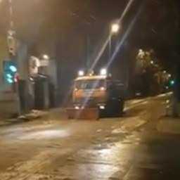 Укатавшие несколько машин снега в асфальт ленивые коммунальщики Ростова попали на видео