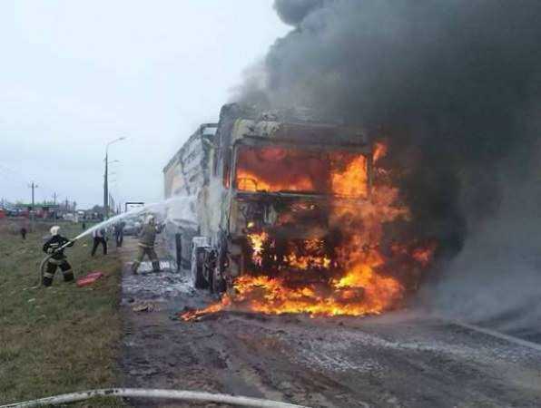 Огромная фура сгорела на трассе после столкновения с припаркованным грузовиком под Ростовом