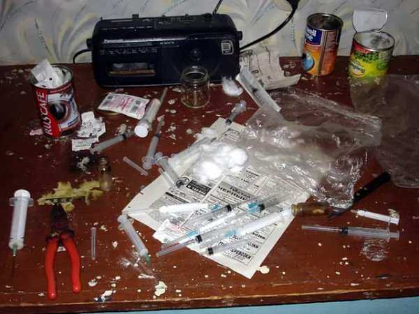 В Шахтах задержали мужчину, организовавшего наркопритон в своей квартире